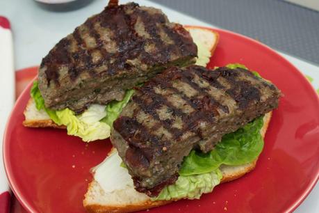 Tostas de hamburguesa de solomillo, espinacas y queso granna padano y cebolla caramelizada