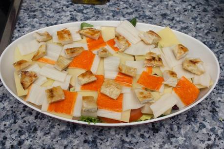 Ensalada de cangrejo y pollo al balsámico de frambuesa con sésamo dulce Ensalada de cangrejo y pollo al balsámico de frambuesa con sésamo dulce