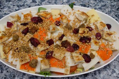 Ensalada de cangrejo y pollo al balsámico de frambuesa con sésamo dulce Ensalada de cangrejo y pollo al balsámico de frambuesa con sésamo dulce