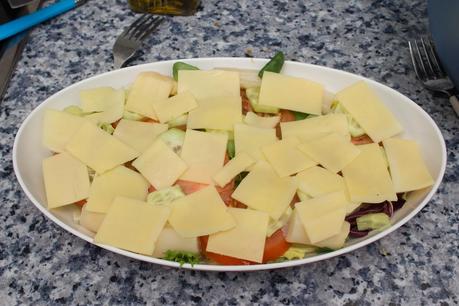 Ensalada de cangrejo y pollo al balsámico de frambuesa con sésamo dulce Ensalada de cangrejo y pollo al balsámico de frambuesa con sésamo dulce