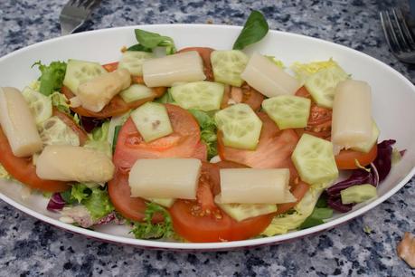 Ensalada de cangrejo y pollo al balsámico de frambuesa con sésamo dulce Ensalada de cangrejo y pollo al balsámico de frambuesa con sésamo dulce