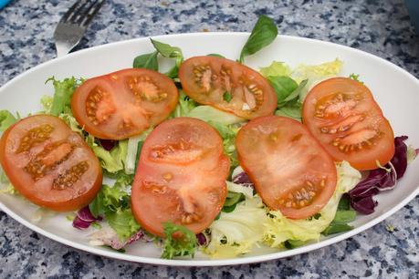 Ensalada de cangrejo y pollo al balsámico de frambuesa con sésamo dulce Ensalada de cangrejo y pollo al balsámico de frambuesa con sésamo dulce