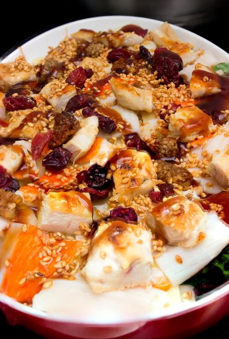 Ensalada de cangrejo y pollo al balsámico de frambuesa con sésamo dulce Ensalada de cangrejo y pollo al balsámico de frambuesa con sésamo dulce