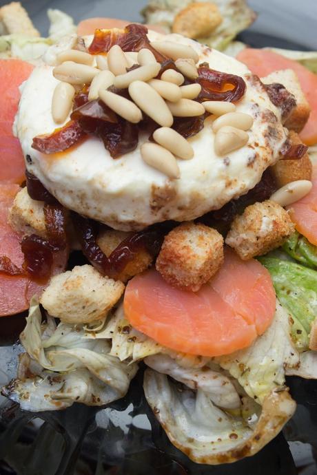 Ensalanda de salmón y queso de cabra con vinagreta especiada Ensalanda de salmón y queso de cabra con vinagreta especiada