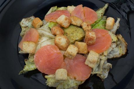 Ensalanda de salmón y queso de cabra con vinagreta especiada Ensalanda de salmón y queso de cabra con vinagreta especiada