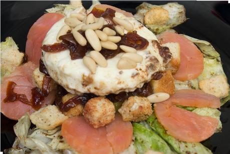 Ensalanda de salmón y queso de cabra con vinagreta especiada Ensalanda de salmón y queso de cabra con vinagreta especiada