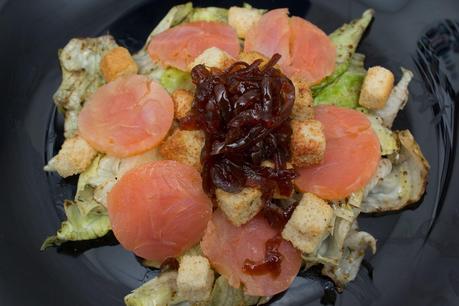 Ensalanda de salmón y queso de cabra con vinagreta especiada Ensalanda de salmón y queso de cabra con vinagreta especiada