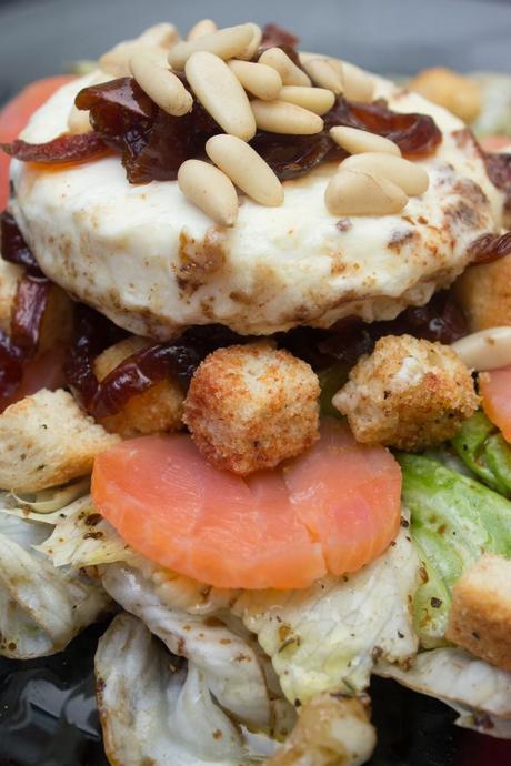 Ensalanda de salmón y queso de cabra con vinagreta especiada Ensalanda de salmón y queso de cabra con vinagreta especiada