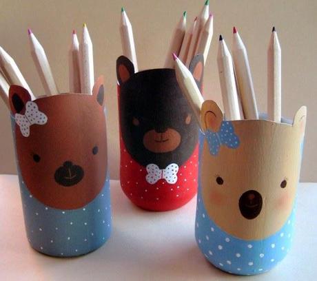 Reciclando: Recipiente con botella de plástico Reciclando: Recipiente con botella de plástico