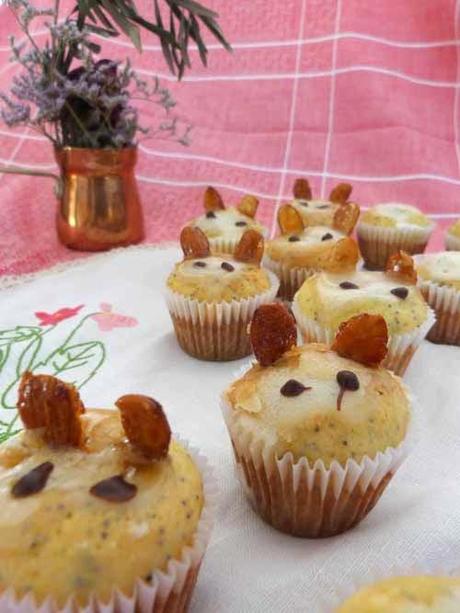 mini muffins de ricota, naranja y amapolas | conejos de pascua