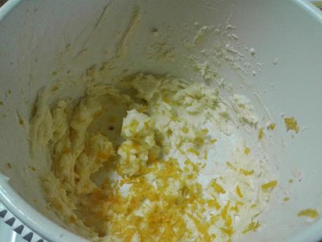 Bizcocho de crema de mantequilla sin huevos con glaseado de limón