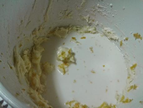 Bizcocho de crema de mantequilla sin huevos con glaseado de limón