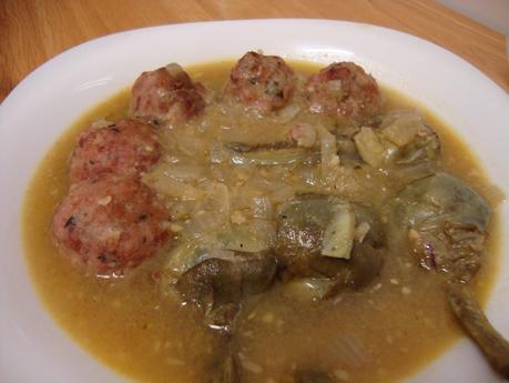 Guiso de albóndigas con alcachofas