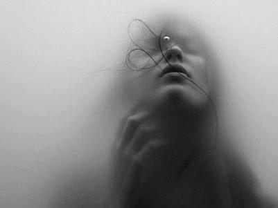 Para ti pequeña Inés, mi niña de papel, mujer de blanca tez, a ti mi niña grande que la muerte te encontró con prisas. Para ti pequeña Inés, mi niña de papel, mujer de blanca tez, a ti mi niña grande que la muerte te encontró con prisas.