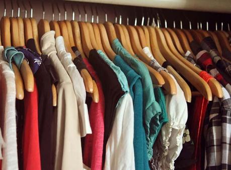 Armario con variado color de topa Armario con ropa