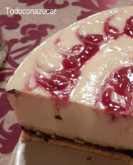 PASTEL SEMIFRÍO DE YOGUR Y FRAMBUESAS PASTEL SEMIFRÍO DE YOGUR Y FRAMBUESAS