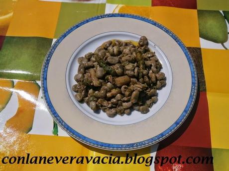 conlaneveravacia,blogspot.com HABAS AL WOK CON ESPÁRRAGOS TRIGUEROS Y AJOS TIERNOS AL ACEITE DE OLIVA VIRGEN.
