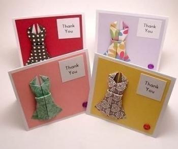 Cómo hacer tarjetas con vestidos de origami Cómo hacer tarjetas con vestidos de origami