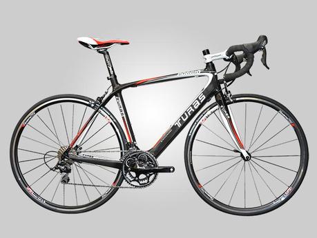 Turas Bikes, una nueva marca de bicicleta, ofrece su máquina de carretera Poggio 105 La Poggio 105 es una gran bicicleta con una magnifica relación entre costo y beneficio.