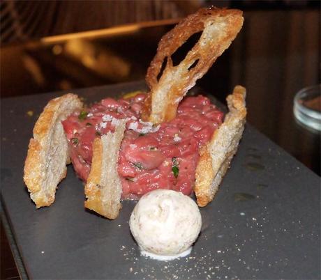 Bistró-restaurante OUT, el encanto de Once Upon a Time en Sant Gervasi steak-tartar-out restaurante