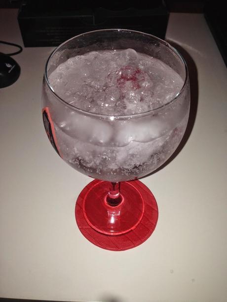 Otro gintonic más: Disfrutando de una K25. Otro gintonic más: Disfrutando de una K25.