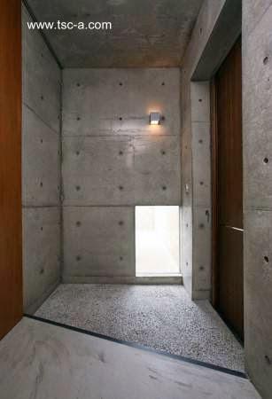 Desnudez extrema apenas suavizadas las superficies para brindar una textura de terminación no rústica Sector de la casa en la planta superior