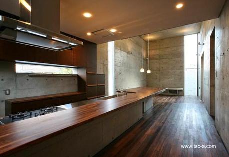 El amplio espacio interior de la cocina y sala en desnivel se ve muy desnudo Cocina comedor y espacio de sala