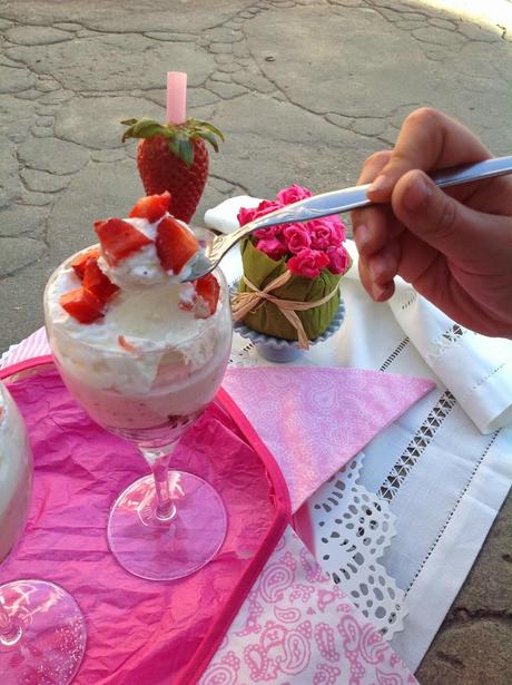 NEAPOLITAN PARFAIT: BROWNIE DE NUECES, MOUSSE DE FRESAS Y MARSHMALLOWS Y NATA -TERCER RETO QUE RICO MAMI! NEAPOLITAN PARFAIT: BROWNIE DE NUECES, MOUSSE DE FRESAS Y MARSHMALLOWS Y NATA -TERCER RETO QUE RICO MAMI!