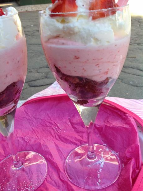 NEAPOLITAN PARFAIT: BROWNIE DE NUECES, MOUSSE DE FRESAS Y MARSHMALLOWS Y NATA -TERCER RETO QUE RICO MAMI! NEAPOLITAN PARFAIT: BROWNIE DE NUECES, MOUSSE DE FRESAS Y MARSHMALLOWS Y NATA -TERCER RETO QUE RICO MAMI!