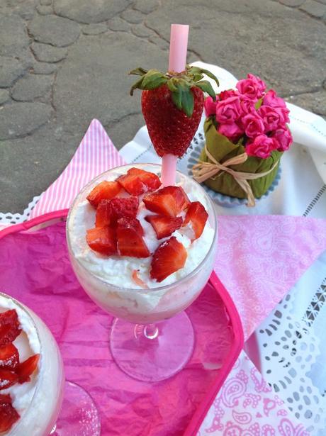 NEAPOLITAN PARFAIT: BROWNIE DE NUECES, MOUSSE DE FRESAS Y MARSHMALLOWS Y NATA -TERCER RETO QUE RICO MAMI! NEAPOLITAN PARFAIT: BROWNIE DE NUECES, MOUSSE DE FRESAS Y MARSHMALLOWS Y NATA -TERCER RETO QUE RICO MAMI!