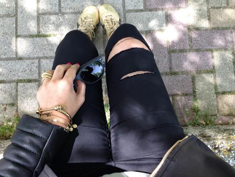 GOLD SNEAKERS.- GOLD SNEAKERS.-