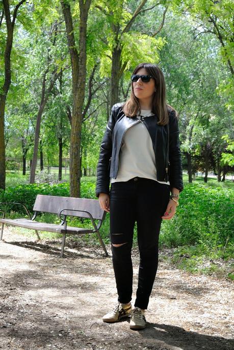 GOLD SNEAKERS.- GOLD SNEAKERS.-