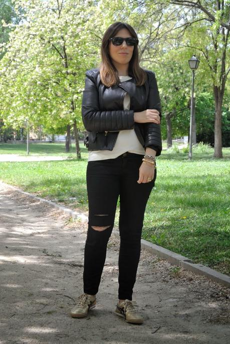 GOLD SNEAKERS.- GOLD SNEAKERS.-