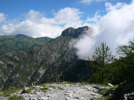 Senderismo en Liguria: excursión a los Montes Toraggio y Pietravecchia. Senderismo en Liguria: excursión a los Montes Toraggio y Pietravecchia.