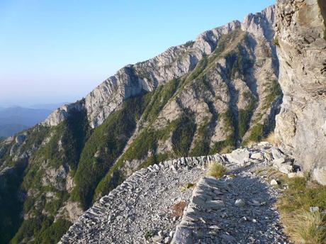 Senderismo en Liguria: excursión a los Montes Toraggio y Pietravecchia. Senderismo en Liguria: excursión a los Montes Toraggio y Pietravecchia.