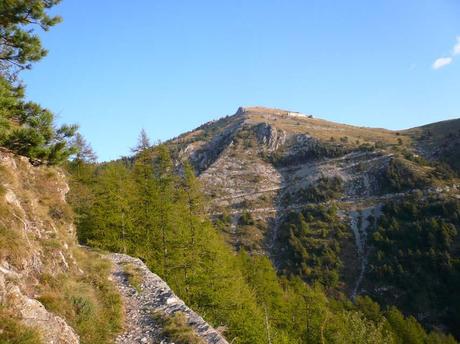 Senderismo en Liguria: excursión a los Montes Toraggio y Pietravecchia. Senderismo en Liguria: excursión a los Montes Toraggio y Pietravecchia.