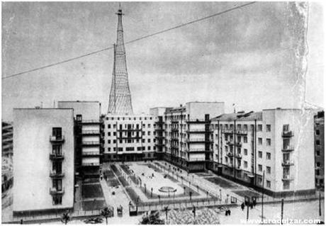 La Torre Shabólovskaya detrás del complejo experimental de viviendas realizado en 1926-27 , la vivienda comunal experimental (Dom Kommuna) de los arquitectos Volfenzon, Aizikovich y Vólkov.