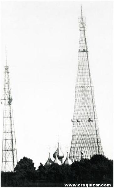 Foto muy poco conocida en la que se ve la torre Shabólovskaya detrás de las cúpulas de la catedral del Monasterio Donskói