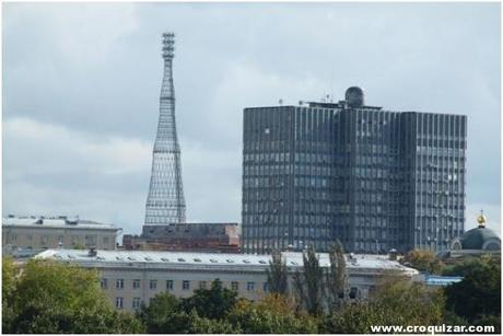 La Torre Shabolovskaya en una  discutible posición. Foto tomada en 2013 desde el Puente Krmiski (de Crimea). A la derecha y 1,5 km más cerca se ve el edificio soviético de 1970 proyectado por los arquitectos Kozlov,Tijónov y Kozlov, que fuera el Comité de Estandarización de la URSS y es considerado una de las obras del período. Más adelante bloques de viviendas de la era de Stalin y más adelante aún las copas de los árboles del Parque Gorki del otro lado del río Moscova_ Foto Marcel Blanchard.