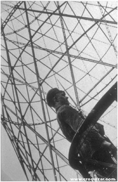 Soldado Rojo de guardia en la torre de radio del Komintern_Foto Rodchenko.1929