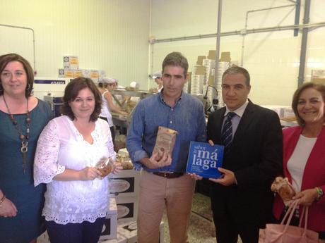 Elías Bendodo entrega a la fábrica de tortas de Algarrobo Carmen Lupiáñez el distintivo de la marca ‘Sabor a Málaga’ Elías Bendodo entrega a la fábrica de tortas de Algarrobo Carmen Lupiáñez el distintivo de la marca ‘Sabor a Málaga’