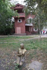 Páginas de una vida: Irkutsk y el lago Baikal Detalle de un jardín con una casa de madera típica al fondo
