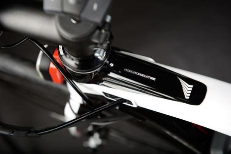 Catálogo de bicicletas eléctricas de carretera 2014 de Haibike En ambos cuadro, Race 28 y Superrace 28, la estructura es de aluminio hidroformado.