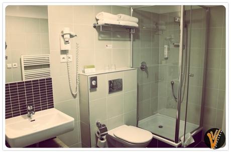 Lo Bueno, Lo Malo y lo Feo del Hotel Iris Congress en Praga Baño del hotel en Praga