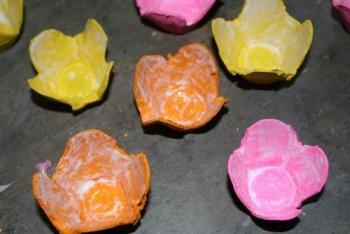 Cómo hacer un cuadro reciclando cartones de huevos Cómo hacer un cuadro reciclando cartones de huevos