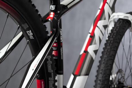 Modelos de bicicletas de montaña que integran el catalogo 2014 de MMR No alcanza los estándares de producción de la versión SL, pero mantiene un gran nivel para alto desempeño.