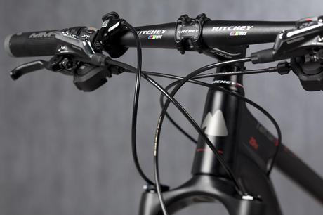 Modelos de bicicletas de montaña que integran el catalogo 2014 de MMR La Rakish SLR es una estructura de fibra de carbono con gran ligereza y rigidez para competición.