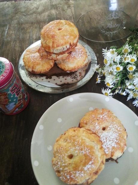 Pastelitos rellenos de crema de almendras y cerezas