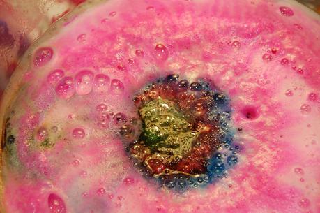 DEMOSTRACIÓN BOMBA DE BAÑO LUSH DEMOSTRACIÓN BOMBA DE BAÑO LUSH