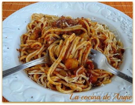 ESPAGUETIS CON BERENJENA Y TOMATE AROMÁTICO ESPAGUETIS CON BERENJENA Y TOMATE AROMÁTICO